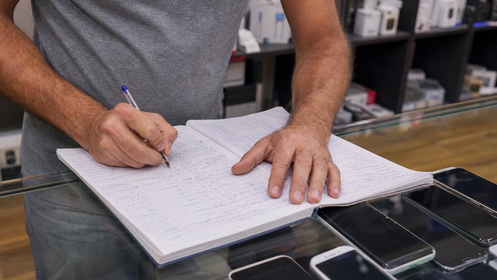 Objet ancien photographié au smartphone sur une table pour enrichir sa fiche